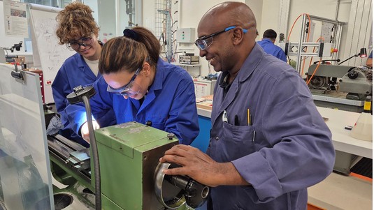 ATPR instructor Mulugeta Tesfu and students use a lathe. 2025 PAT EPFL CC BY SA