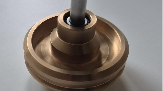 Gyroscopic top spinner. 2025 PAT EPFL CC  BY SA