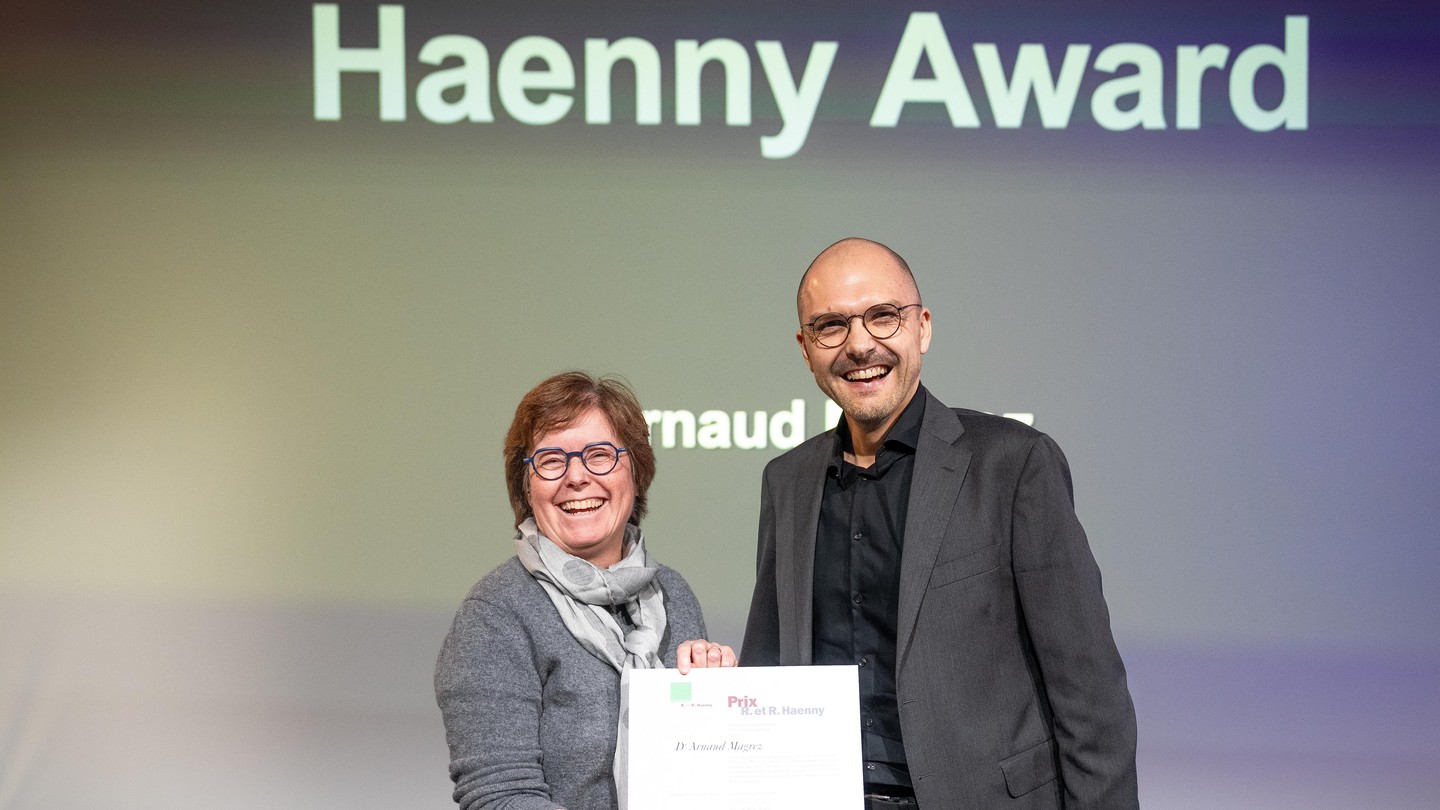 Dr Arnaud Magrez (right) receiving the R. & R. Haenny Award from Prof. Véronique Michaud, Chair of the Board of the Rodolphe and Renée Haenny Foundation. © Lundi13