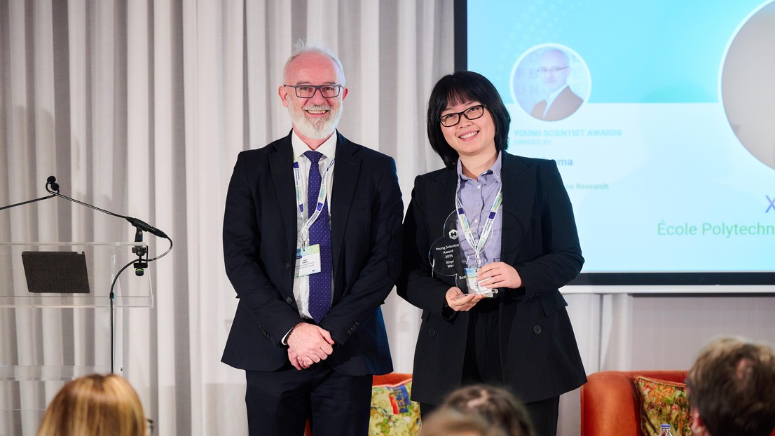 HER President Luigi Crema and Xinyi Wei, EPFL, Switzerland, winner ‘Best researcher of the year’ category © David Plas