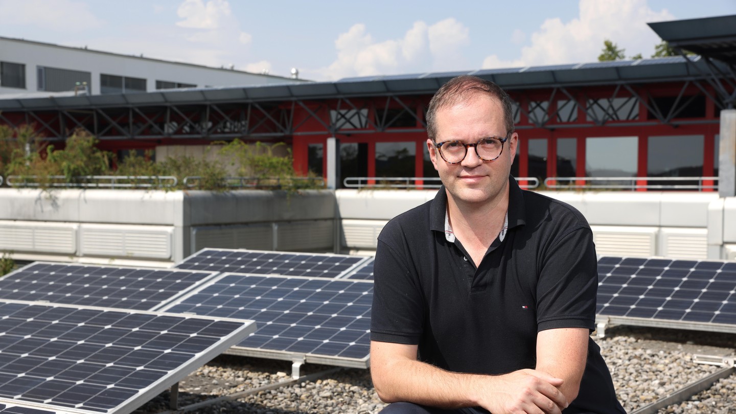 Michaël Aklin, named the 2025 best teacher in the management of technology and entrepreneurship Section. - 2025 EPFL/Alain Herzog - CC-BY-SA 4.0