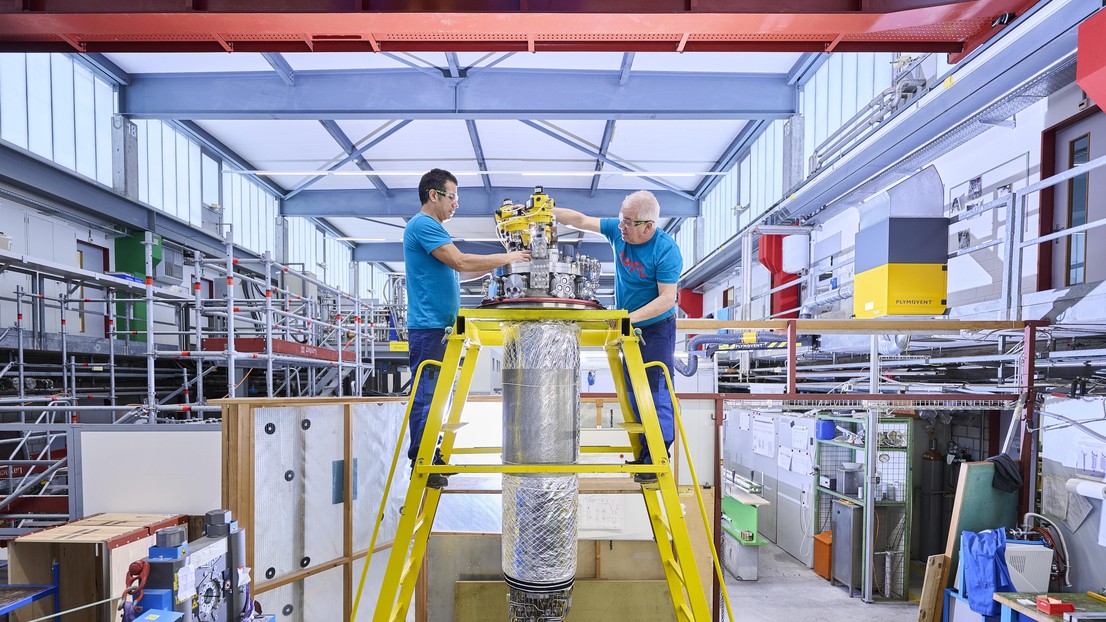Frank Levano and Franz Oberle, from the EPFL's SPC team working on the upper part of the superconducting transformer © Zeljko Gataric