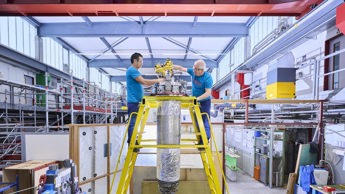 Frank Levano and Franz Oberle, from the EPFL's SPC team working on the upper part of the superconducting transformer © Zeljko Gataric