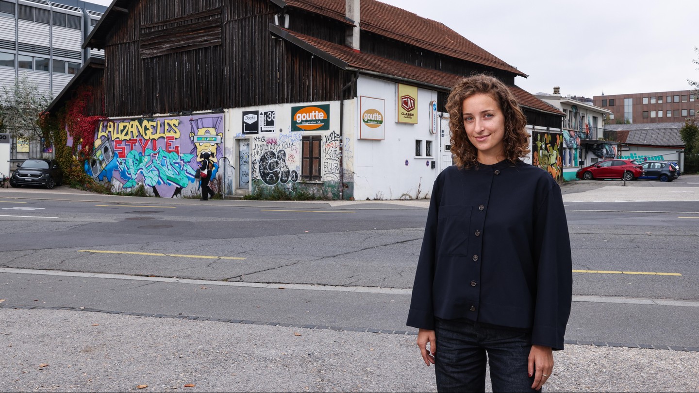 Léa Guillotin devant les anciens bâtiments lausannois de l'entreprise Goutte, dans le quartier de Sévelin. 2025 EPFL/Alain Herzog - CC-BY-SA 4.0