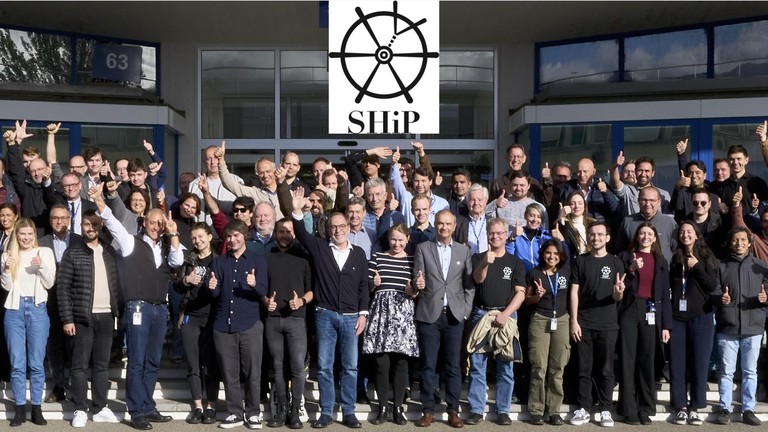 La collaboration SHiP au CERN autour de la professeure Lesya Shchutska (au premier rang, au centre). Le professeur Mikhail Shaposhnikov se trouve derrière, au deuxième rang. © 2024-2026 CERN