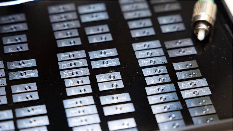 Volume-manufactured, erbium-doped, high-power tunable waveguide lasers. Credit: Yang Liu, Tobias Kippenberg © 2026 EPFL