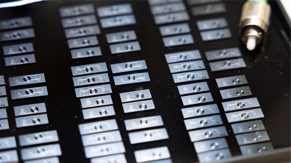 Volume-manufactured, erbium-doped, high-power tunable waveguide lasers. Credit: Yang Liu, Tobias Kippenberg © 2026 EPFL