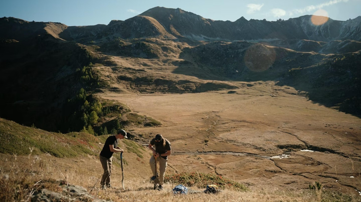 Bence (left) and Damien working in Ar du Tsan. © 2025 Fabiano D'Amato