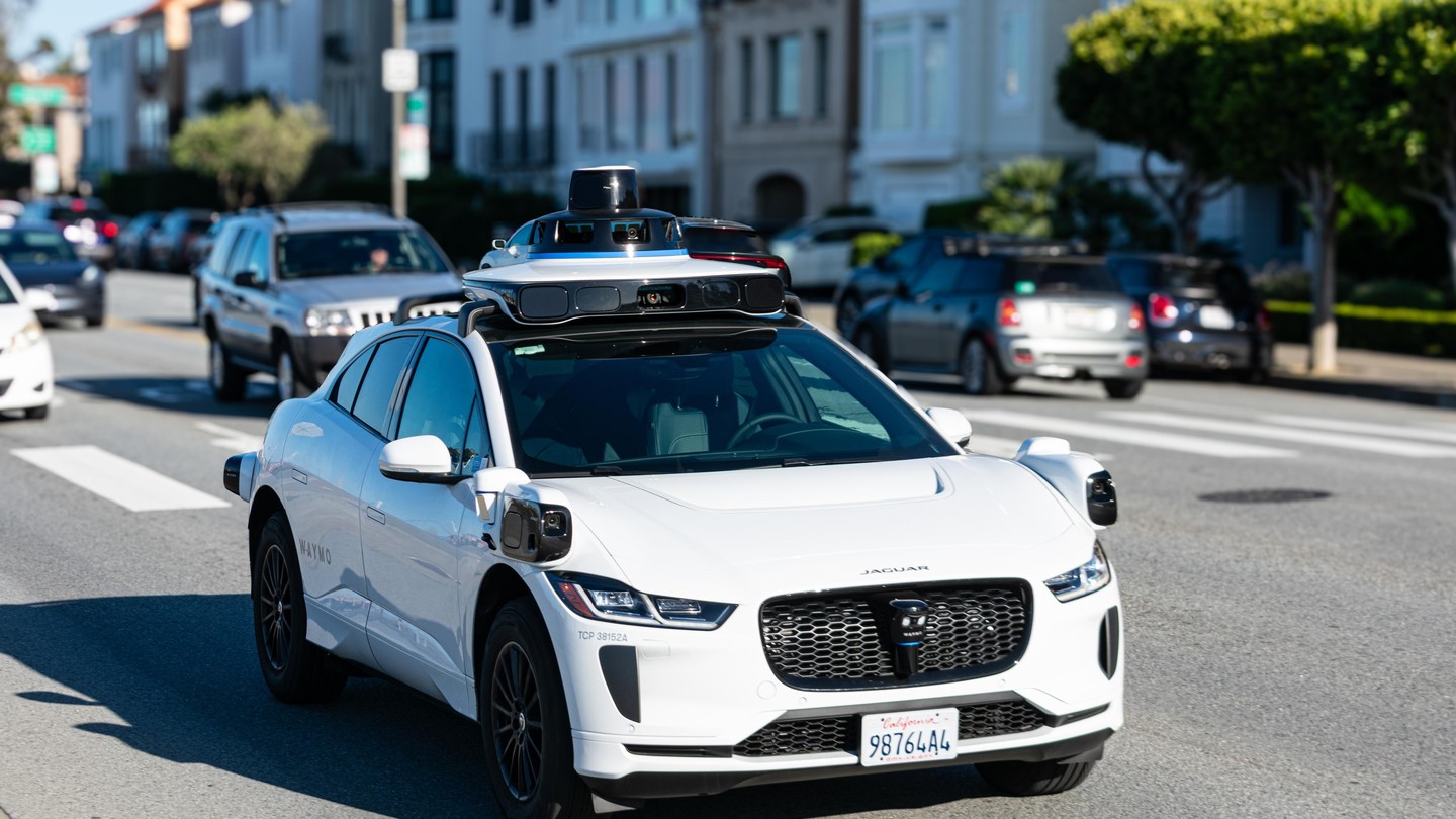 De la Chine à Abou Dhabi, les robots-taxis sont légion dans les villes. © iStock