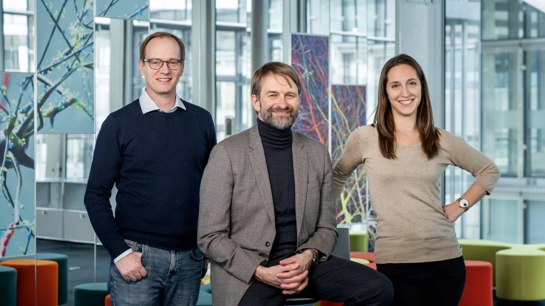 The winning team led by Elena Beanato of the HUG, with Friedhelm Hummel (EPFL) in the center and Pierre Mégevand (HUG). ©Noxediem