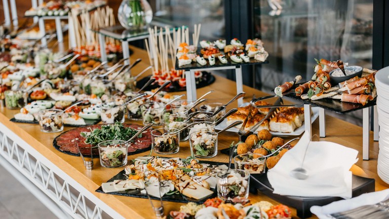 ©https://pixnio.com/fr/media/buffet-vaisselle-sushi-snack-alimentaire ©https://pixnio.com/fr/media/buffet-vaisselle-sushi-snack-alimentaire