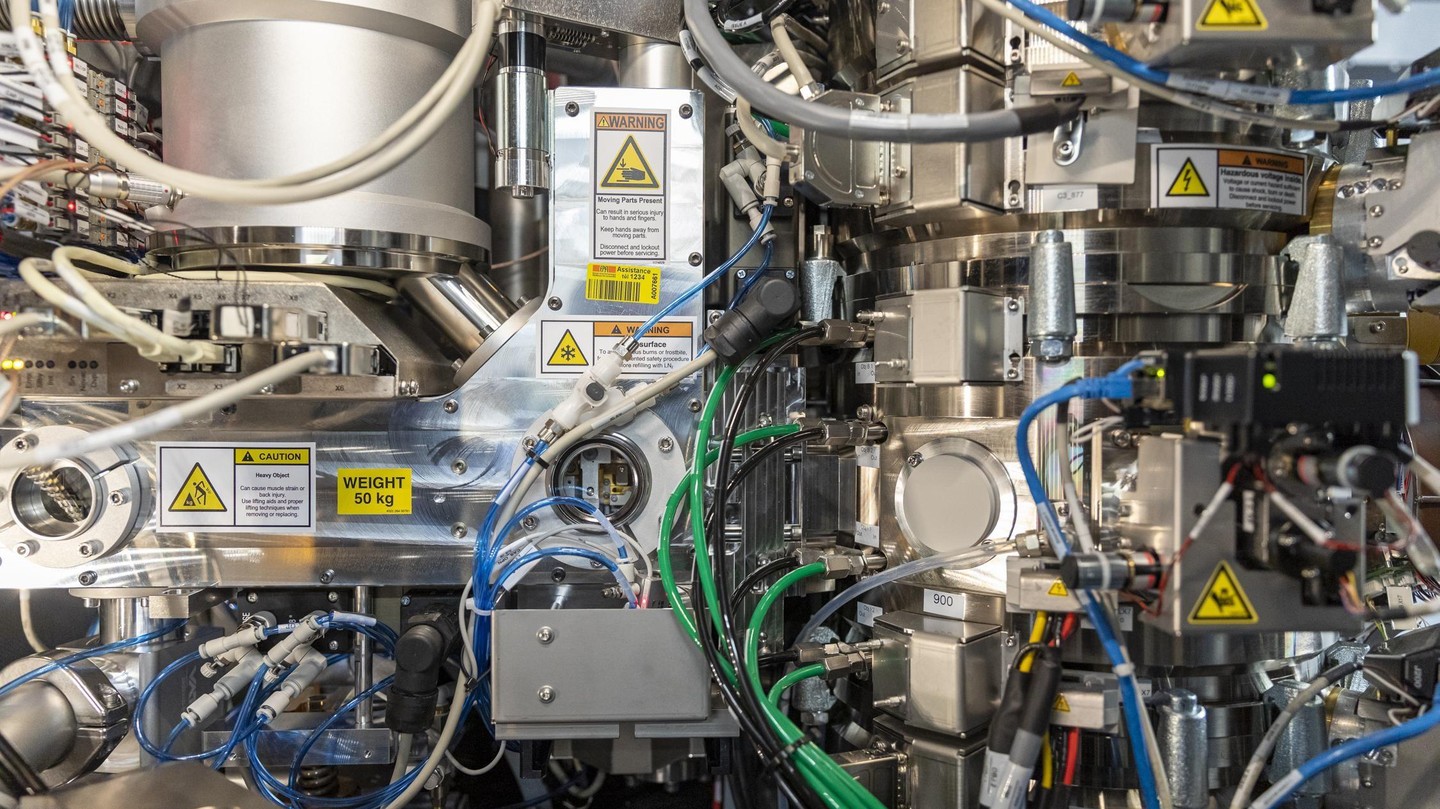 Inside the Cryos Titan (Dubochet Center for Imaging) © UNIL/Fabrice Ducrest