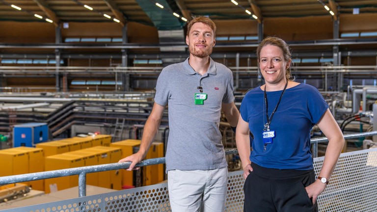 Torne Tänzer and Marianne Liebi at the Swiss Light Source SLS at PSI. © Paul Scherrer Institute PSI/Markus Fischer