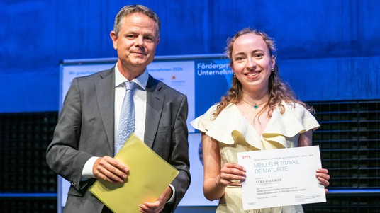 Vera Galliker reçoit son Prix © 2026 EPFL