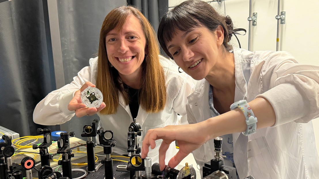 HYLAB head Cristina Benea-Chelmus (left) with PhD student and first author Zahra Basiri. 2026 HYLAB/EPFL - CC BY SA 4.0