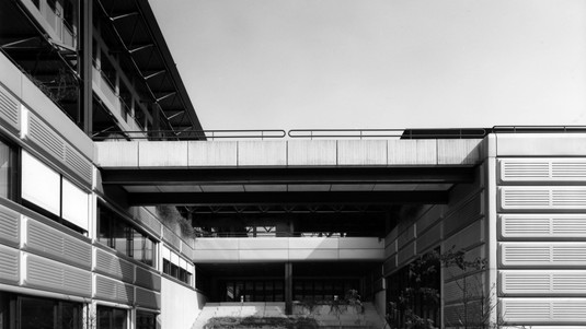 Premiers Bâtiments 1984 © Henri Germond
