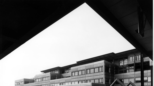 Premiers Bâtiments 1984 © Henri Germond