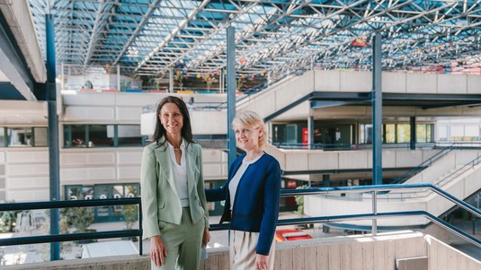 Anna Fontcuberta i Moral et Isabelle Moret lors de la visite des bâtiments le 24 août - 2026 EPFL / Adrien Buttier