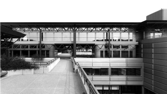 Premiers Bâtiments 1984 - © Henri Germond