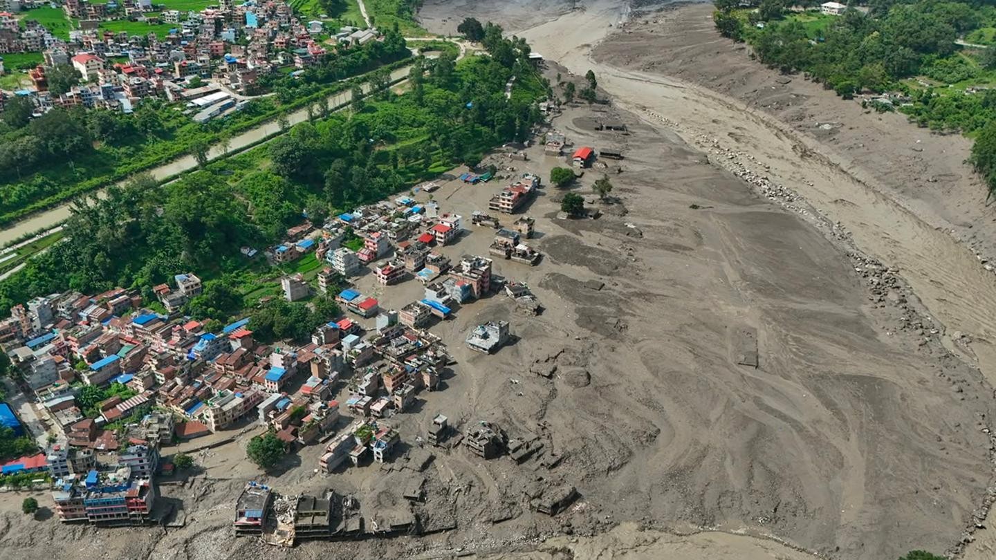Des maisons endommagées près des rives de la rivière Trishuli, à la suite des crues soudaines qui ont frappé le district de Nuwakot, au Népal, le 26 août 2026. (Photo AP/Niranjan Shrestha/Keystone)