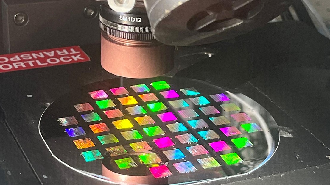 Image of wafer-scale membranes made up of 1 cm × 1 cm chips, each containing  7 × 7 metasurfaces. EPFL BIOS CC BY SA 4.0