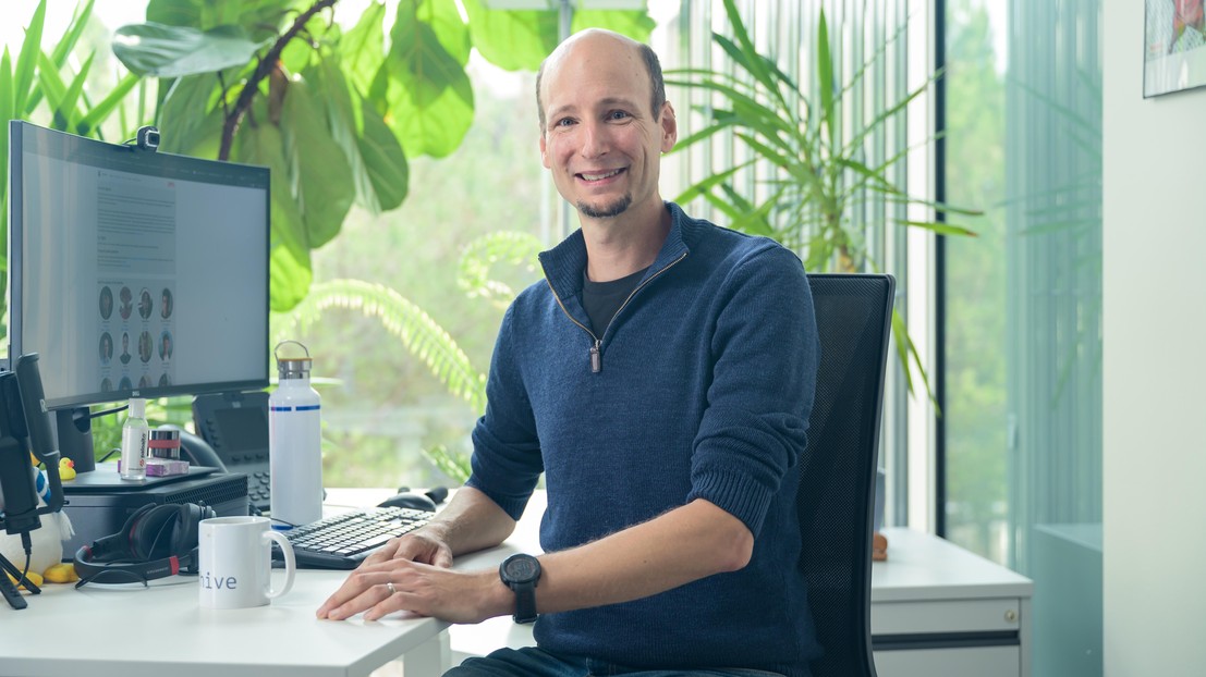 Mathias Payer, professor at EPFL’s HexHive Laboratory, explains how artificial intelligence is transforming vulnerability research. © 2026 EPFL/Lundi13 François Wawre