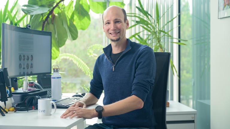 Mathias Payer, professeur au Laboratoire HexHive de l’EPFL, explique comment l’intelligence artificielle modifie la recherche des vulnérabilités © 2026 EPFL/Lundi13 François Wawre