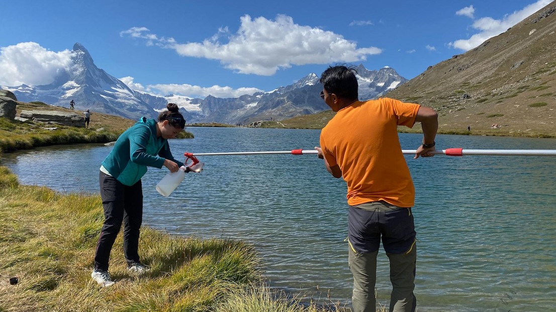 EPFL Researchers taking samples from alpine lakes. 2026 EPFL/Anna Carratalà CC-BY-SA 4.0