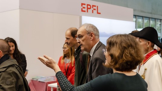 Guy Parmelin, président de la Confédération, découvre le stand de l’EPFL participe à la Foire suisse d'automne OLMA - 2026 EPFL/Mathias Udriot, Laetitia Dällenbach et Lucien Wullyamoz - CC BY SA