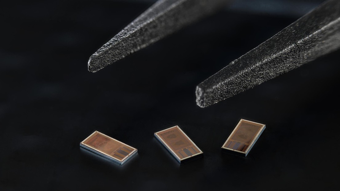 LogSync chips, measuring approximately 4x2 mm.  2026 EPFL / Lundi13 - CC-BY-SA 4.0