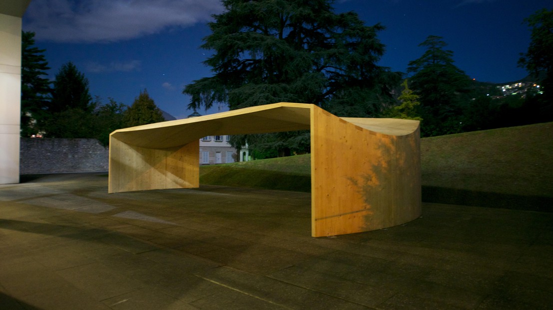 Curved wood pavilion, made with digital tools, Ibois, Mendrisio, 2013. © Fred Hatt