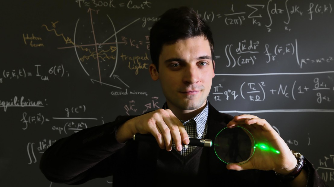 Alex Kruchkov explains how light can be trapped inside a system, for example a glass lens © 2014 Alain Herzog/EPFL