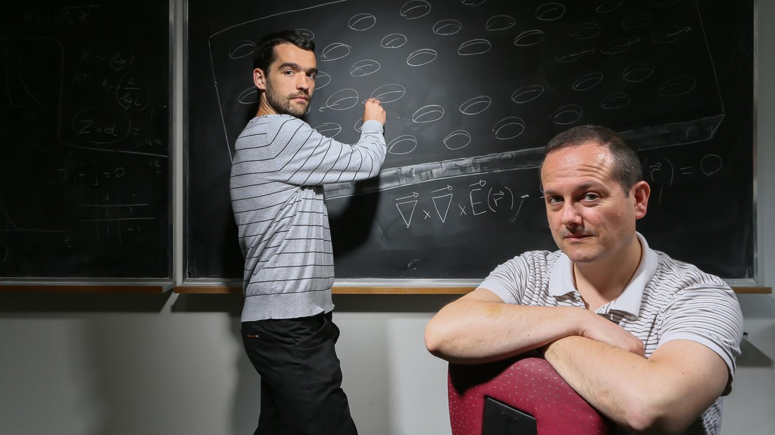 Minkov (L) and Savona (R) with a PCN design ©Alain Herzog/EPFL