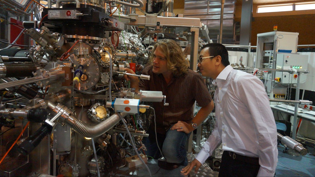 Hugo Dil and Nan Xu dans leur laboratoire du Paul Scherrer Institut. © Alain Herzog / EPFL