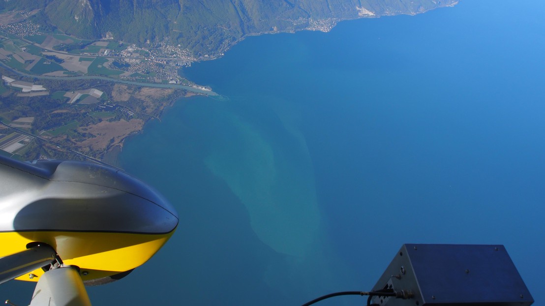 © 2015 APHYS, EPFL/Damien Bouffard – l’embouchure du Rhône, vue d’un ULM. 