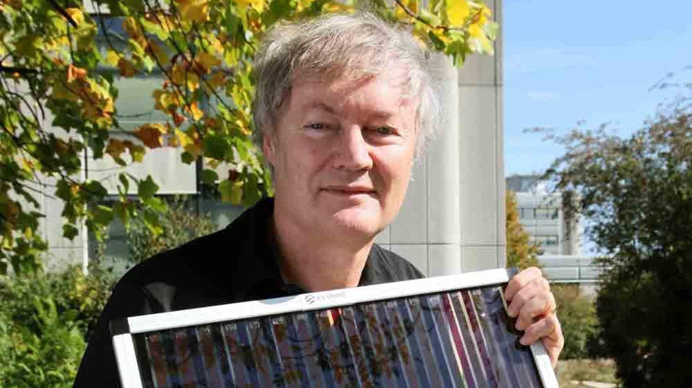 Michael Grätzel with a Grätzel cell ©EPFL