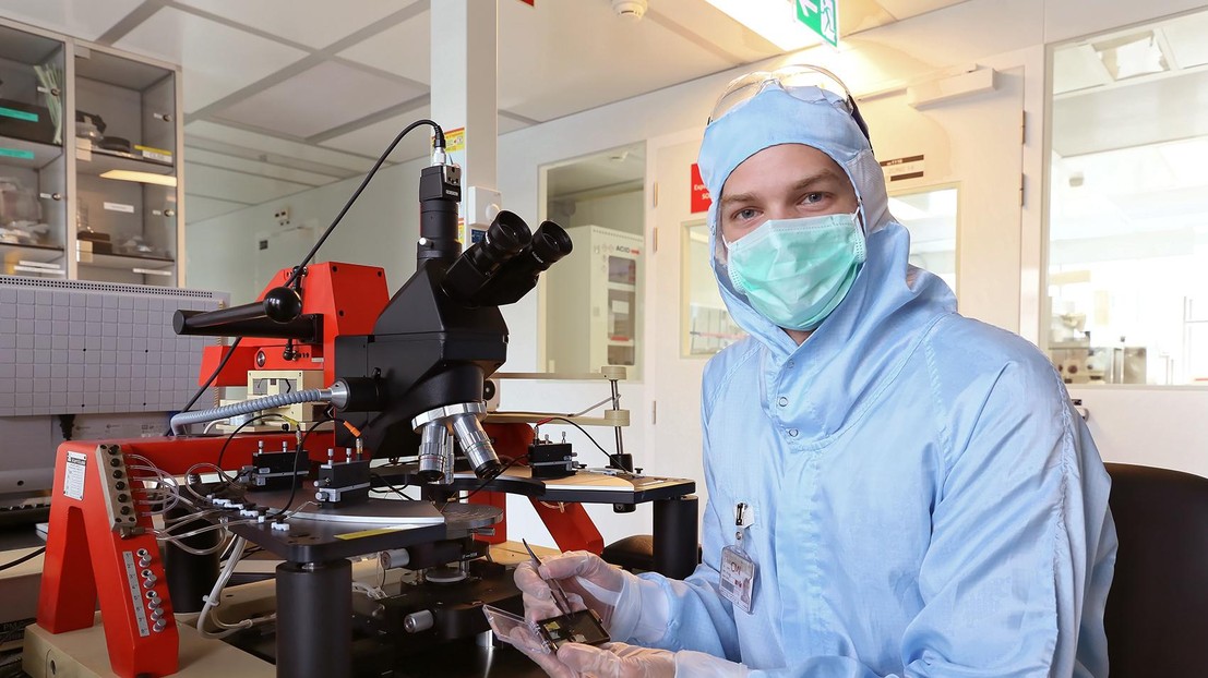 Eric Bonvin in the CMI clean room ©Alain Herzog/EPFL