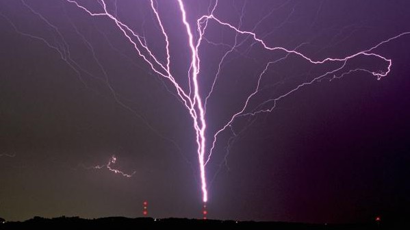 Upside-down lightning strikes - EPFL