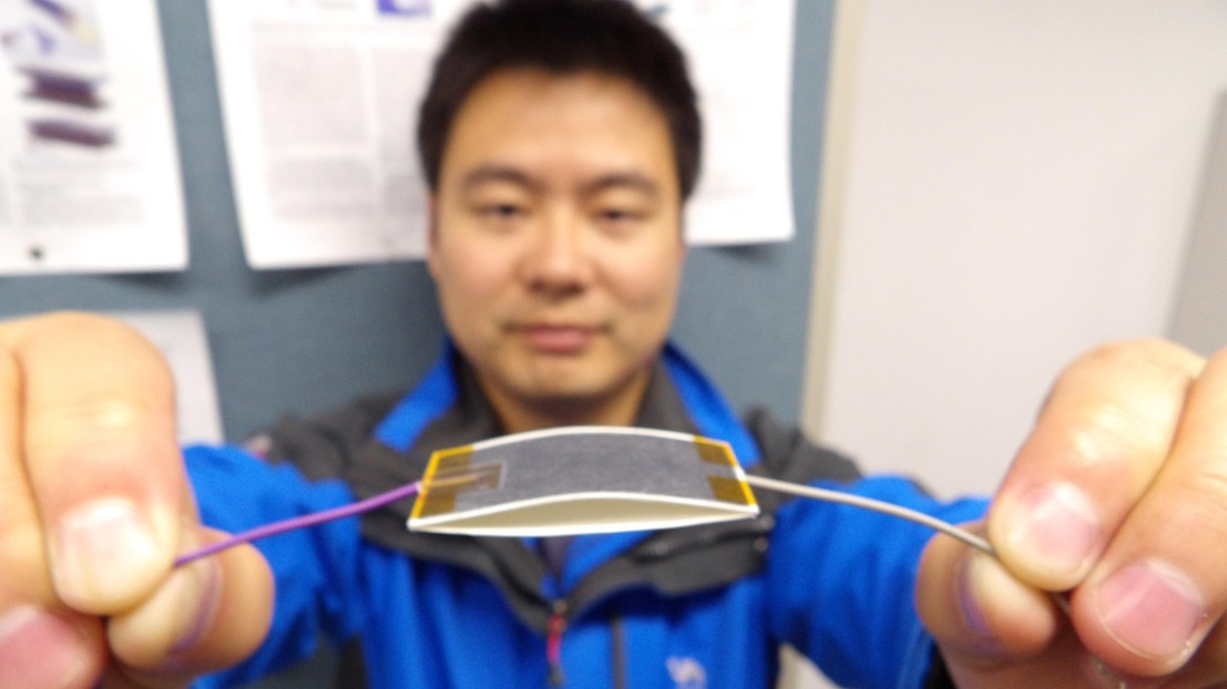 Xiao-Sheng Zhang with his device