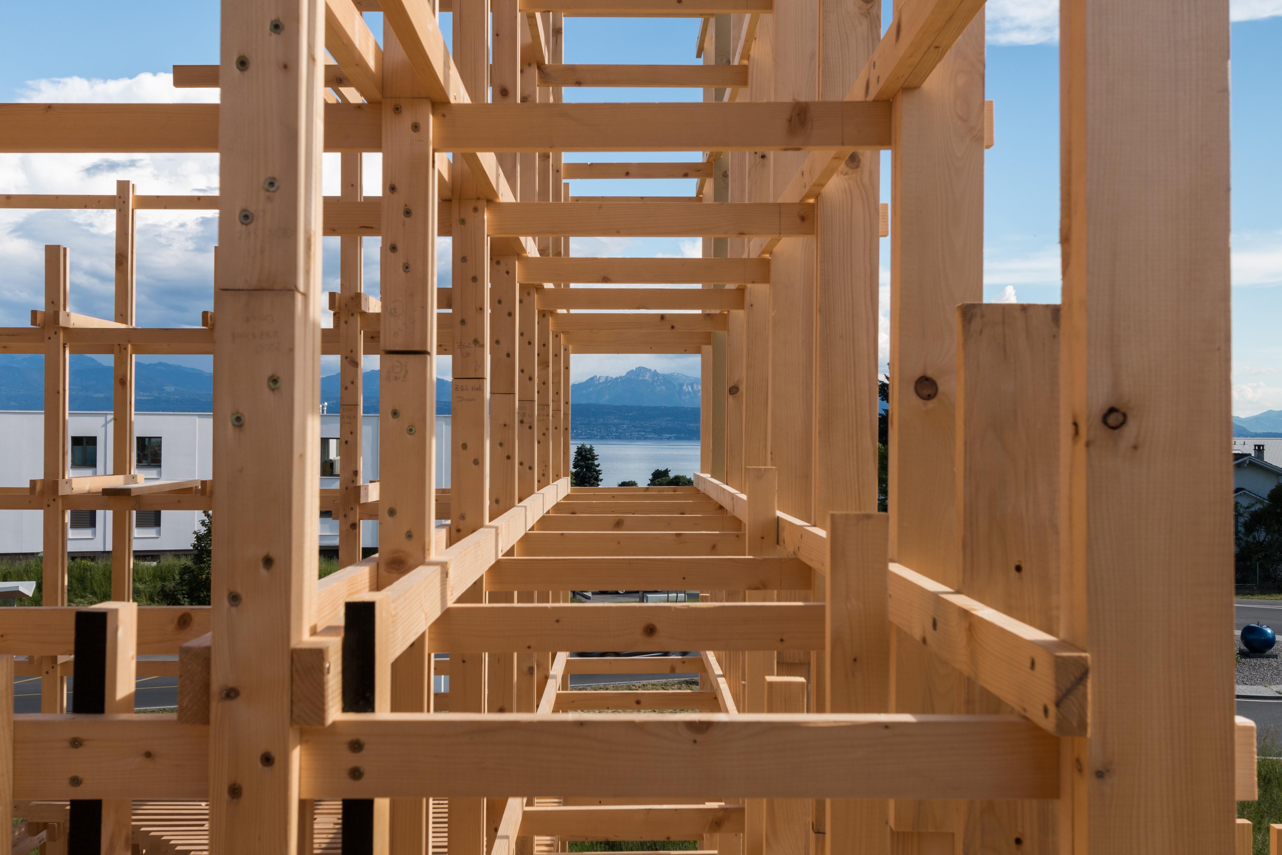 Des étudiants en architecture construisent un pavillon de bois géant - EPFL