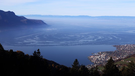 Large-scale gyre on Lake Geneva © Stefan Ansermet