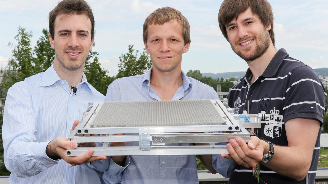 Laurent Coulot, Mathieu Ackermann et Florian Gerlich présentent leur prototype © 2016 Alain Herzog