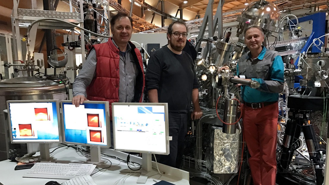 Three of the study's researchers at the Swiss Light Source (Vladimir Strocov, Stefan Muff, and Juraj Krempaský) © Hugo Dil/EPFL