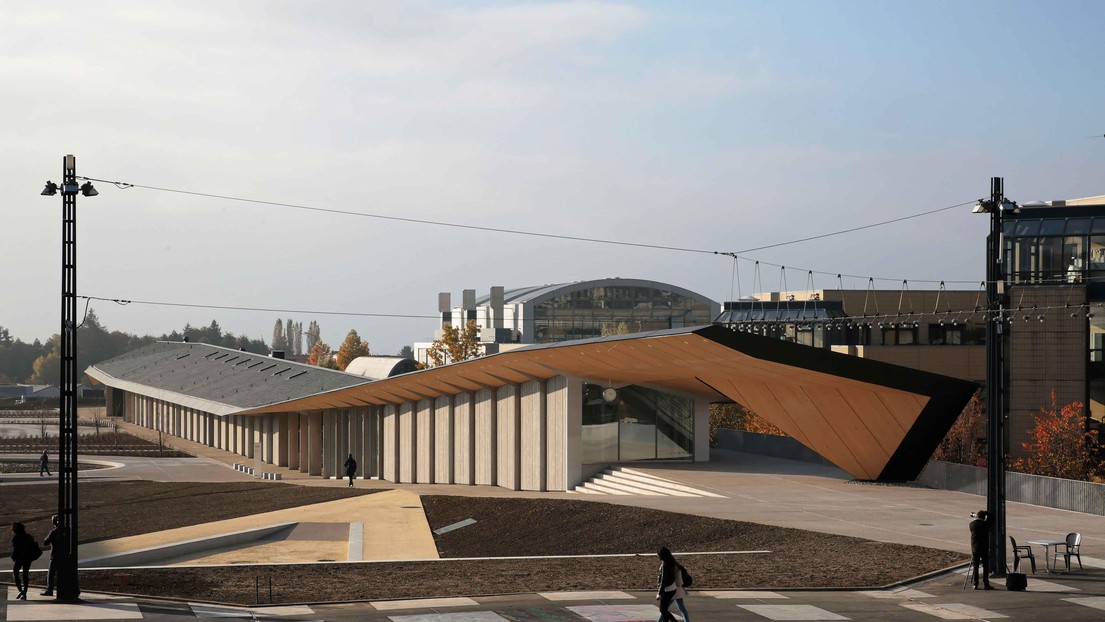 Long de près de 250 mètres, le bâtiment ArtLab est l'oeuvre de l'architecte japonais Kengo Kuma. ©EPFL/Alain Herzog
