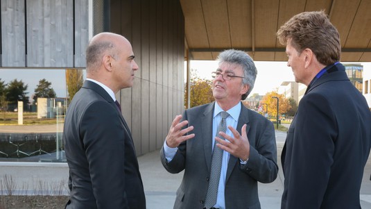 Le conseiller fédéral Alain Berset avec Patrick Aebischer et Henry Markram © Murielle Gerber / EPFL