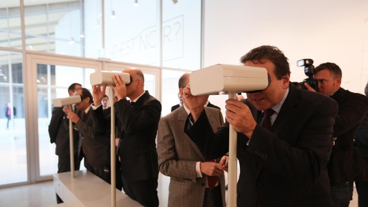Alain Berset et Pascal Broulis font l'expérience de la réalité augmentée. © Murielle Gerber / EPFL