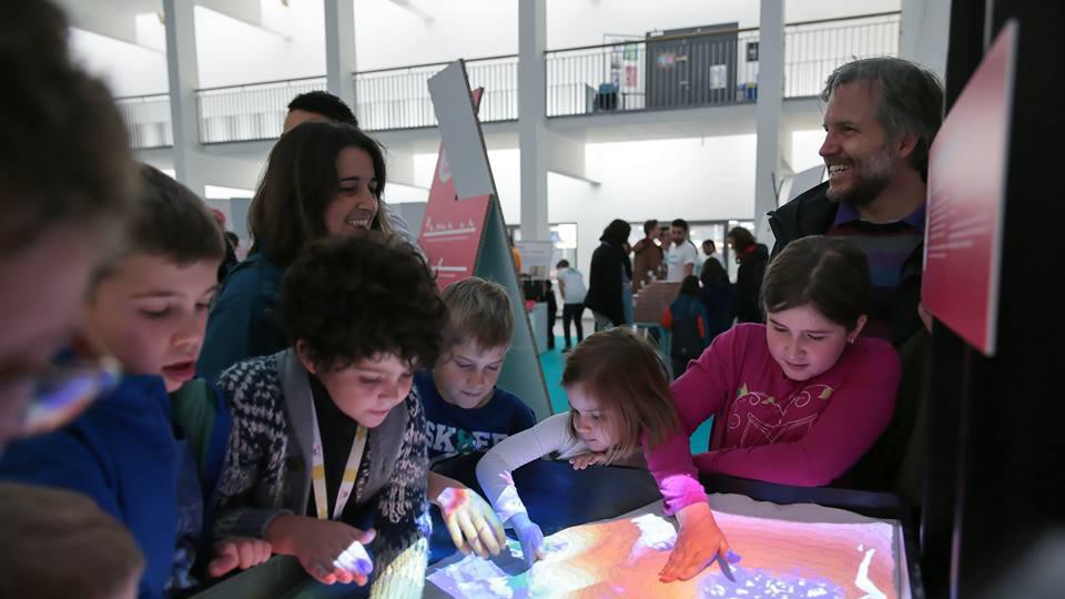 "Space-time" exhibitions in the SG hall attracted many people. © Alain Herzog/EPFL