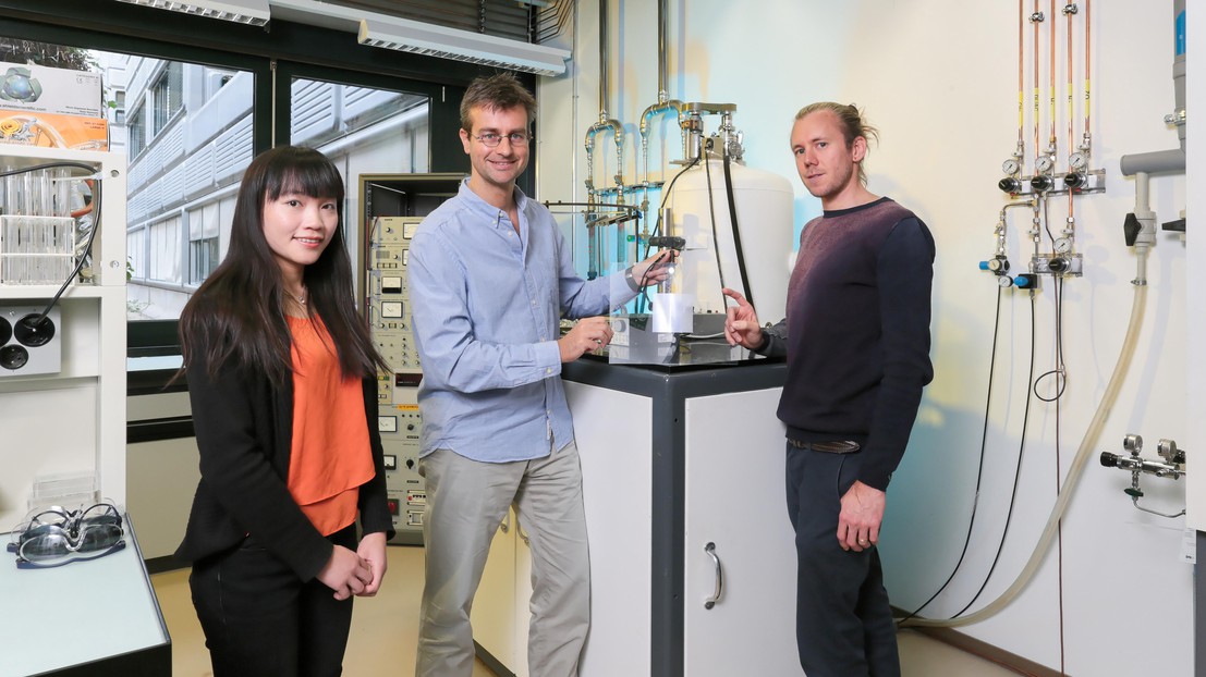 Jing Gong, Andreas Schüler and André Kostro with a prototype of the window-glazing system. © Alain Herzog - 2016 EPFL