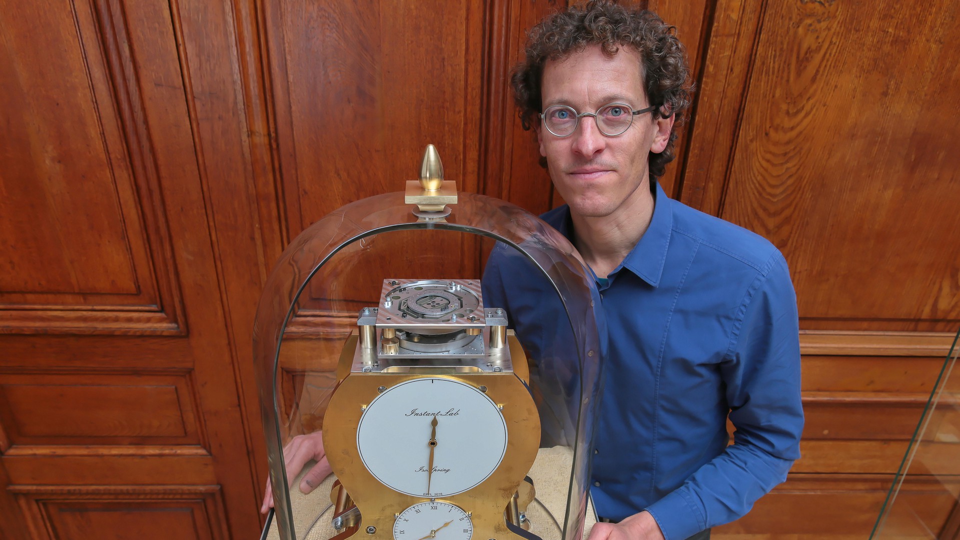 SImon Henein et l'horloge mécanique IsoSPring©Alain Herzog / 2016 EPFL