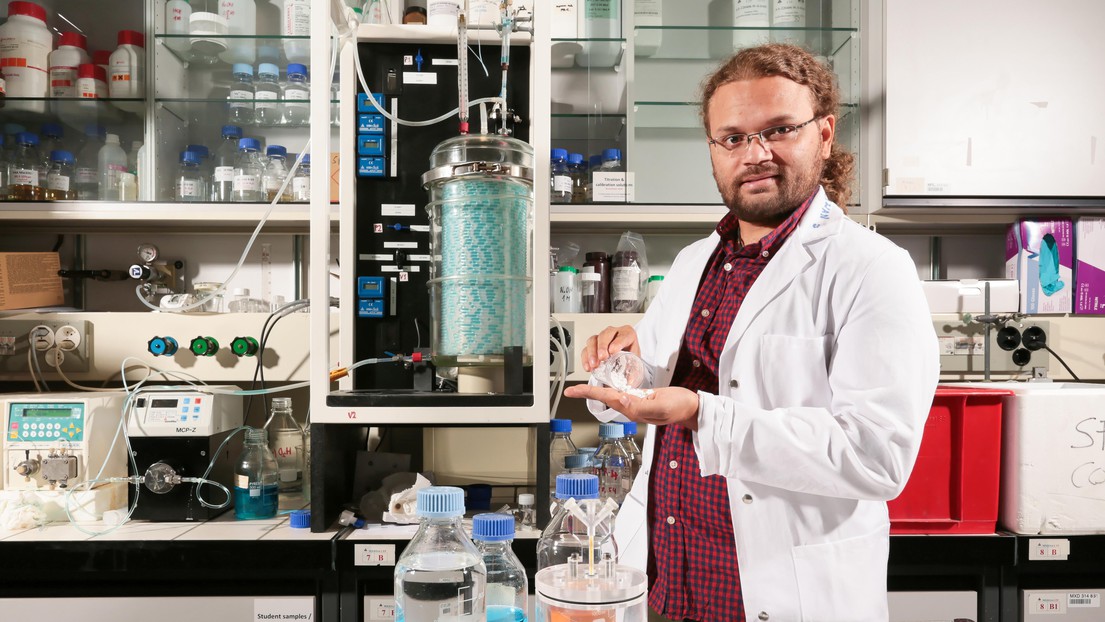 Kumar Abhishek develops new additives in the lab © 2016 EPFL